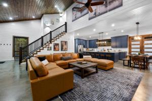 布罗肯鲍Pinesthesia的客厅里有一张沙发和一张桌子。