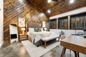 布罗肯鲍Pinesthesia的一间带床的卧室，位于一间带木墙的房间里