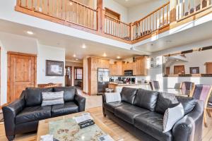 Η κουζίνα ή μικρή κουζίνα στο Cozy 3BR Keystone Escape with Fireplace and Hot Tub