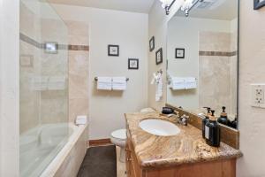 Ένα μπάνιο στο Cozy 3BR Keystone Escape with Fireplace and Hot Tub +21 φωτογραφίες