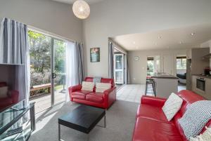 マーティンボロにあるApartment Sauvignonのリビングルーム(赤い家具付)、キッチン