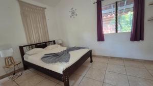 萨玛拉Villasjungle 1的一间卧室，里面有一张床和一扇窗户。 更多24张照片