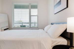 Giường trong phòng chung tại The Westerly Apartments in Dallas