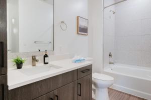 Phòng tắm tại The Westerly Apartments in Dallas