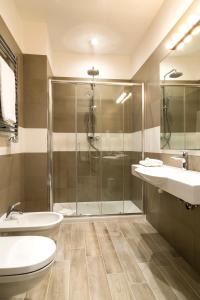 Un baño con ducha, inodoro y lavabo. en Aeterno Eco Guest House, en Roma 33 fotos más