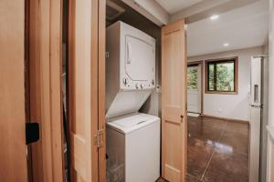 eine Waschküche mit Waschmaschine und Trockner in einem Haus in der Unterkunft Ensuite 08 - A Newly Remodeled Studio - A Perfect Romantic Getaway in Deming + 16 Fotos