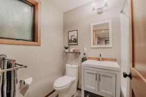 ein weißes Badezimmer mit Toilette und Waschbecken in der Unterkunft Ensuite 08 - A Newly Remodeled Studio - A Perfect Romantic Getaway in Deming