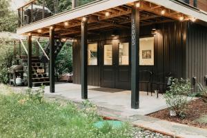 ein Haus mit einer schwarzen Fassade und einer Terrasse in der Unterkunft Ensuite 08 - A Newly Remodeled Studio - A Perfect Romantic Getaway in Deming