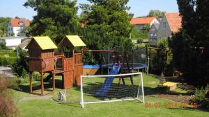 einen Spielplatz im Hof mit Tor in der Unterkunft Pension Teichblick in Lichtenberg