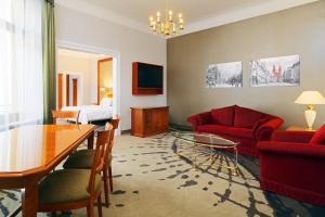 TV a/nebo společenská místnost v ubytování Le Méridien Grand Hotel Nürnberg