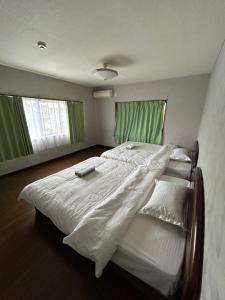 Postel nebo postele na pokoji v ubytování 高島市一棟貸切 グループファミリーok Biwa Lake琵琶湖 徒歩10分 大人数でご利用だとお得連泊がお得BBQ可能自転車麻雀卓無料利用可