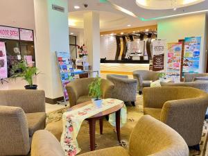 Un lugar para sentarse en The Grand Puteri Hotel