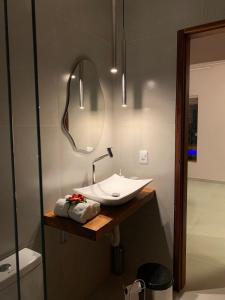 ein Badezimmer mit Waschbecken und Spiegel in der Unterkunft Sol de Corumbau in Corumbau