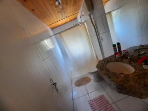 ein Badezimmer mit Waschbecken, Dusche und Toilette in der Unterkunft Sítio jaguary in Camanducaia + 24 Fotos