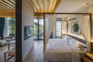 Postel nebo postele na pokoji v ubytování Yibo Jinling Hotel Moganshan