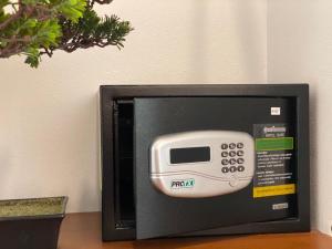 チェンマイにあるLanna Treeの電子レンジ(トースター付)