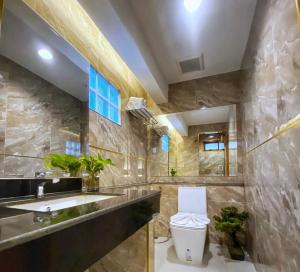 チェンマイにあるLanna Treeの洗面台とトイレ付きのバスルーム