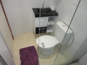 Un baño pequeño con inodoro y lavabo. en Pousada Bahia Morena, en Salvador 44 fotos más