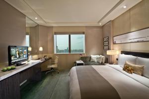 Postel nebo postele na pokoji v ubytování Courtyard By Marriott Shanghai Pudong + 26 fotografií