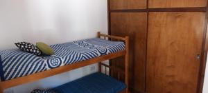 En eller flere senge i et værelse på Alquiler de temporada Santa Clara