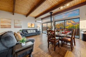 Una sala de estar con una mesa y sillas y un sofá. en Sedona Red Rock Serenity Retreat, en Sedona