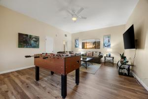 sala de estar con futbolín en el centro de una habitación en Sedona Red Rock Serenity Retreat, en Sedona