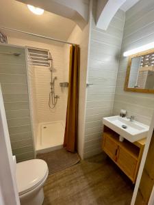 Ένα μπάνιο στο Ti family nature gite studio location de vacances Guadeloupe - Bas de villa - Piscine partagée