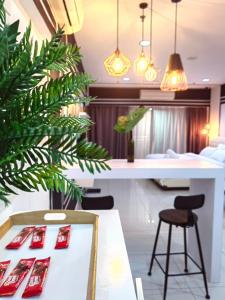 Imagine din galeria proprietății Hello Your House Klcc by 轻轨旁 无边泳池 市中心 带阳台 în Kuala Lumpur