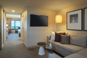 TV a/nebo společenská místnost v ubytování Renaissance Austin Hotel