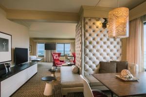 TV a/nebo společenská místnost v ubytování Renaissance Austin Hotel