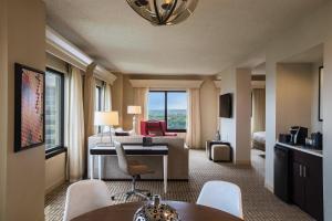 Kuchyň nebo kuchyňský kout v ubytování Renaissance Austin Hotel