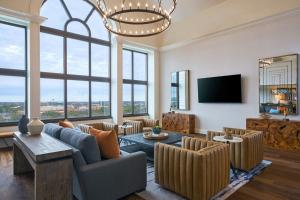 TV a/nebo společenská místnost v ubytování Renaissance Austin Hotel