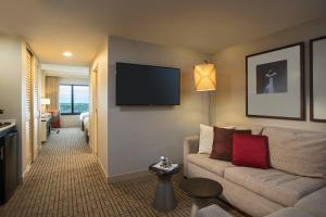 TV a/nebo společenská místnost v ubytování Renaissance Austin Hotel