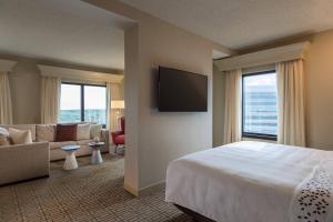 TV a/nebo společenská místnost v ubytování Renaissance Austin Hotel