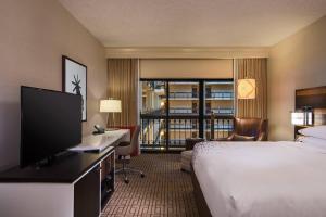 Postel nebo postele na pokoji v ubytování Renaissance Austin Hotel