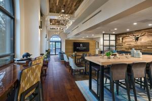 TV a/nebo společenská místnost v ubytování Renaissance Austin Hotel