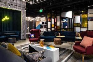 Posezení v ubytování Aloft Charlotte Airport