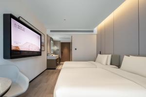 Televiisor ja/või meelelahutuskeskus majutusasutuses Atour Hotel Changsha Middle Furong Road Tujiachong