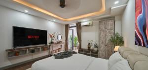 sala de estar con TV y sofá en Green Riverside Hotel & Apartment, en Ho Chi Minh