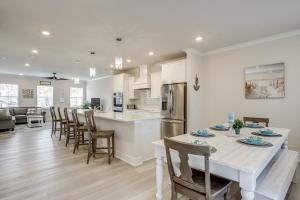 Kuchyň nebo kuchyňský kout v ubytování 4 Mi to Ocean City Beach Large Family Townhome