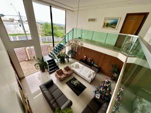 TortoCasa 41 - Hospedagem de Quartos的客厅设有楼梯,享有空中美景 更多30张照片