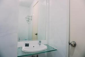 Ένα μπάνιο στο Modern and Nice Studio Apartment at Urban Heights Residences By Travelio +6 φωτογραφίες