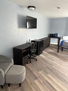 TV a/nebo společenská místnost v ubytování Lake lawn inn + 15 fotografií