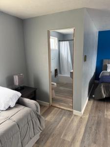 Postel nebo postele na pokoji v ubytování Lake lawn inn