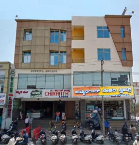 Supermarket nebo jiné obchody v  apartmánu nebo okolí
