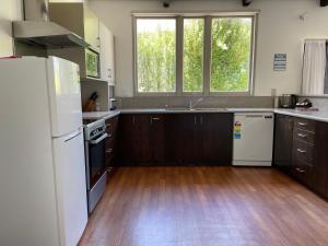 Köök või kööginurk majutusasutuses George Street Motel Apartments