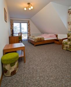 コシチェリスコにあるWilla Bystraのベッドルーム1室(ベッド1台、デスク、椅子付)