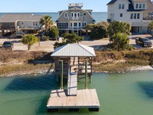 Un muelle con un mirador en el agua en Laughin Place V home by Peace Vacations, en Pawleys Island