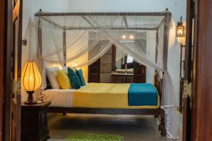 Un pat sau paturi într-o cameră la The Oya by Arunalu Leisure