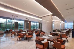 En restaurant eller et spisested på Doubletree By Hilton Altay Fuyun